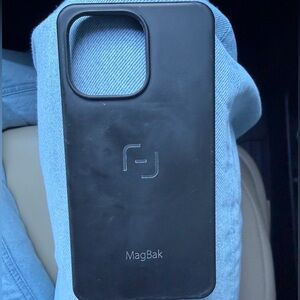 Magbak iPhone 13 Pro phone case